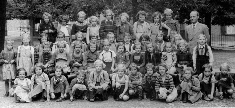 Schülerinnen Oberursel Schule Mitte Schulanfänger-Klasse 1953